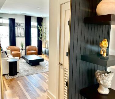 Peachtree Heights West Apartamento | Free Parking, King Bed, 75 inch TV, and Luxury Stay