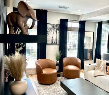 Peachtree Heights West Apartamento | Free Parking, King Bed, 75 inch TV, and Luxury Stay