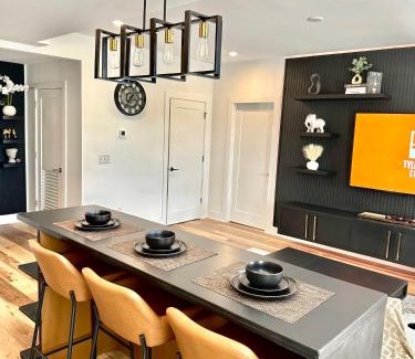 Peachtree Heights West Apartamento | Free Parking, King Bed, 75 inch TV, and Luxury Stay