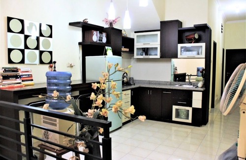 Surabaya Casa | Amplio, bien equipado, a 5 minutos del centro de Tunjungan Plaza 0. 9 km - SALA 2