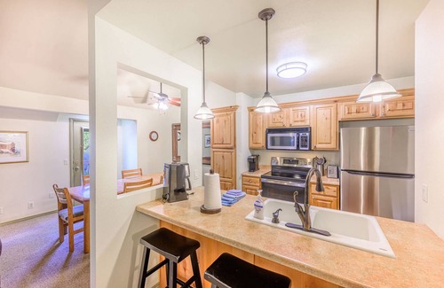 Gorgosa Condominio | *Free Ski Rental* NEW to Market Canyons Condo | Walk to Skiing | Hot Tub | On Free Shuttle Route