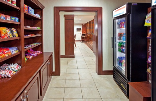 Elkhart Condominio | Free Wi-Fi, Free Breakfast + Indoor Pool | 20 Minutes to the University of Notre Dame