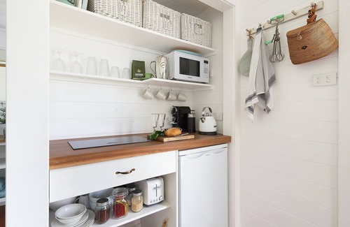 Berry Cabaña | Fremily Cottage - Charming White Cottage