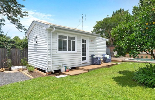 Berry Cabaña | Fremily Cottage - Charming White Cottage