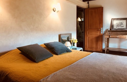 Villefranche-du-Perigord Cabaña | French Holiday rental in the Périgord. XVIII th Century stone farmhouse.