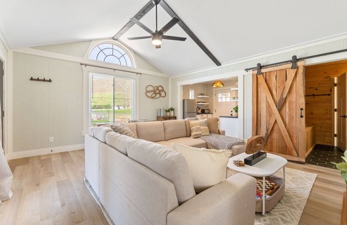 New Plymouth Cabina | French Woods + Pickleball Court l Private Trail