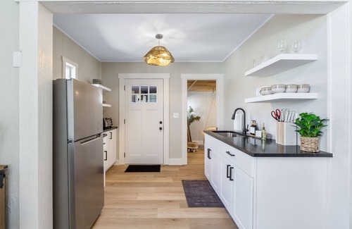 New Plymouth Cabina | French Woods + Pickleball Court l Private Trail