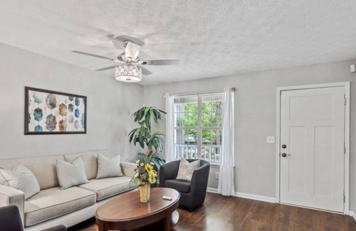 Hapeville Casa | Fresh and cozy 2bd 1bath home. Only 10mins to the airport and 10mins to the city