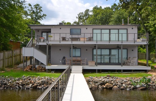 Shreveport Casa | Casa fresca y contemporánea del lago con cocina gourmet y 2 botes