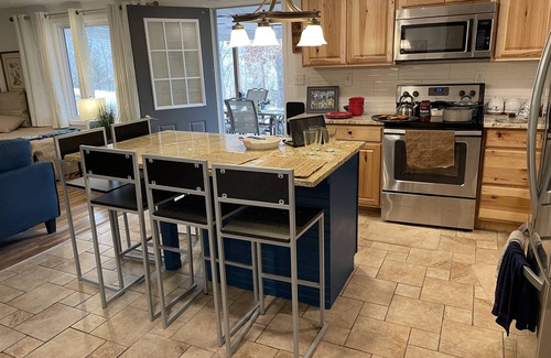 Camdenton Casa | Fresh decor short walk to dock/ swim/ boat side tie