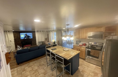 Camdenton Casa | Fresh decor short walk to dock/ swim/ boat side tie