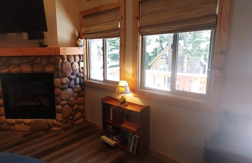 North Upper Truckee Chalet De Esquí | Cabaña aislada en los Pinos. Garaje, Bañera de hidromasaje, lavadora / secadora. Esquiadores Retreat!