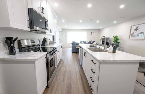 Grande Prairie Casa | Fresh & Modern | 3BR 1.5 Bath | Smart TV | WIFI