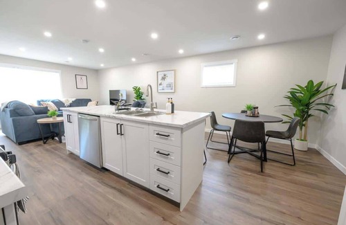 Grande Prairie Casa | Fresh & Modern | 3BR 1.5 Bath | Smart TV | WIFI