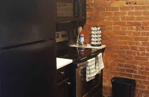 Corryville Apartamento | Fresh Modern Industrial Split Level Apartment