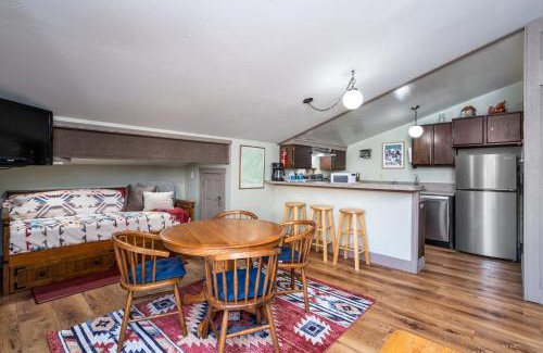 Bear Valley Apartamento | Fresh Remodel and Dog Friendly - CS#92