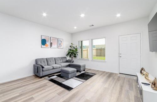 Houston Casa | Freshly Built 4BR Home in North Houston