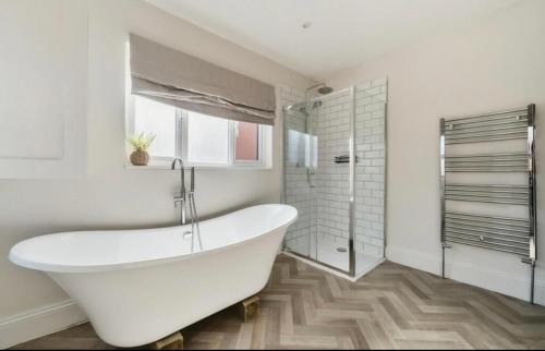 Evesham Apartamento | Freshly decorated 2 bedroom apartment 10 mins from Cotswolds Child Friendly Great location with plenty of nearby free parking freestanding bath and outdoor private terrace area