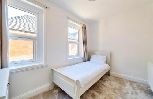 Evesham Apartamento | Freshly decorated 2 bedroom apartment 10 mins from Cotswolds Child Friendly Great location with plenty of nearby free parking freestanding bath and outdoor private terrace area