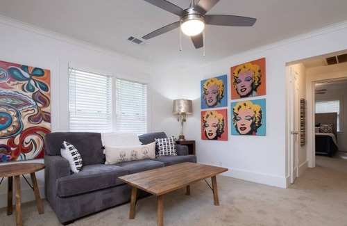 Capital View Casa | Freshly Renovated Cottage~"The Little Gray House"