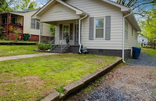 Capital View Casa | Freshly Renovated Cottage~"The Little Gray House"