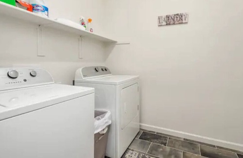 Roosevelt Casa | Fresno House| New-Build| 2 Car Garage| 3 Bed/2 Bath