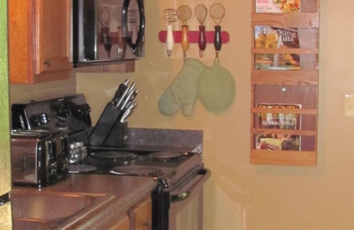 Laurelville Cabaña | Friendly Fawn Cottage with Fishing Pond--Hocking Hills