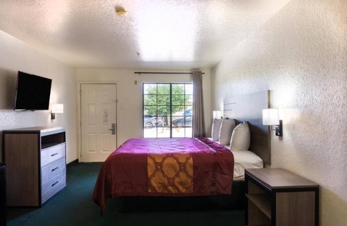 San Antonio Hotel | Friendly Stay Close to Alamo & SeaWorld + Parking Free