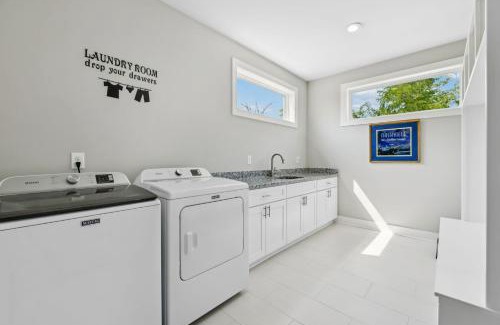 Buena Vista Casa | Friends in Skyline Places Luxurious Brand New Build, Great for Groups, 10 min to Downtown Nash