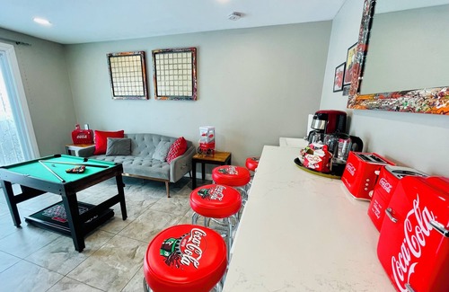 Wasco Casa | Oasis Inspirado en Friends con Jardín Privado y Piscina