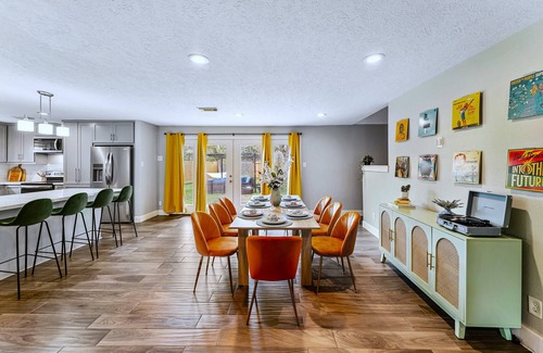 Westbury Casa | Friends-Themed 4BD + Pingpong & Outdoor Theater