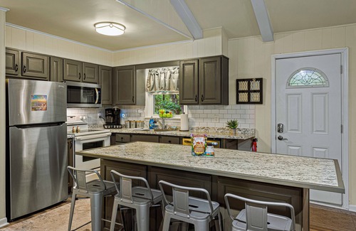 Briar Crest Woods Casa | Frolic on Fern by AvantStay | Enclosed Deck w/ Forest Views, Bar
