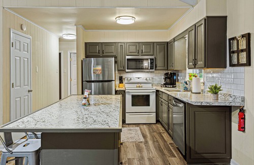 Briar Crest Woods Casa | Frolic on Fern by AvantStay | Enclosed Deck w/ Forest Views, Bar