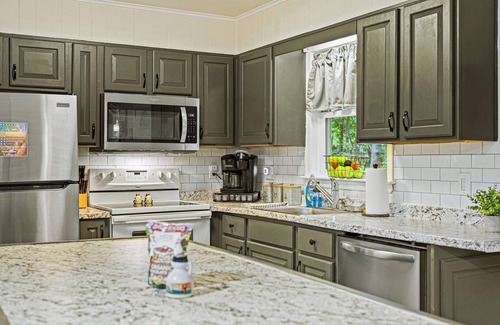 Briar Crest Woods Casa | Frolic on Fern by AvantStay | Enclosed Deck w/ Forest Views, Bar