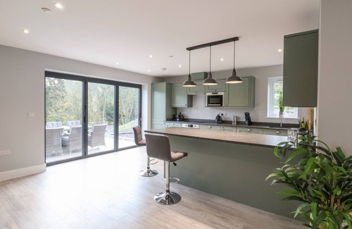Ruthin Cabaña | FRON HAUL - GWENNOL, family friendly, with hot tub in Ruthin