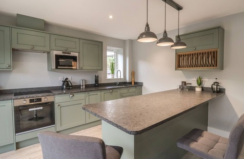Ruthin Cabaña | FRON HAUL - GWENNOL, family friendly, with hot tub in Ruthin