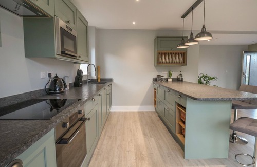 Ruthin Cabaña | FRON HAUL - GWENNOL, family friendly, with hot tub in Ruthin