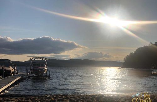 Cheneville Chalet De Esquí | Front LAKE Simon HOT TUB 6br 17p BEACH private