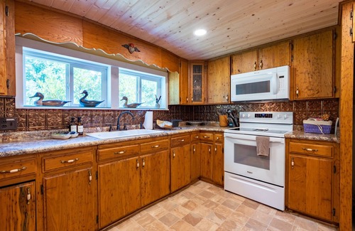 Almond Cabina | Firefly Haven-Pets Welcome, Bañera de hidromasaje, chimenea, Creek, hoguera,