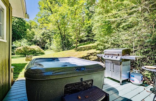 Almond Cabina | Firefly Haven-Pets Welcome, Bañera de hidromasaje, chimenea, Creek, hoguera,