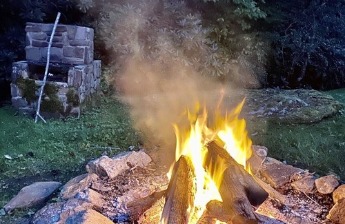 Almond Cabina | Firefly Haven-Pets Welcome, Bañera de hidromasaje, chimenea, Creek, hoguera,