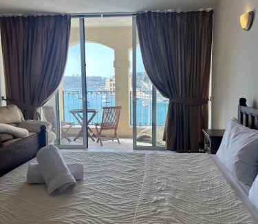 Kalkara Cama Y Desayuno | Front Row Malta - Your Grand Harbour Home with Rooftop Terrace & Views of Valletta