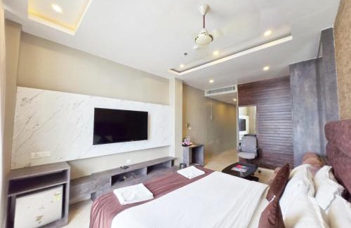 Ujjain Hotel | FRONT SEA VIEW - SWIMMING-POOL -HOTEL THE BAY SUITES - PURI - Lift-Parking - Restaurant - Breakfast Included