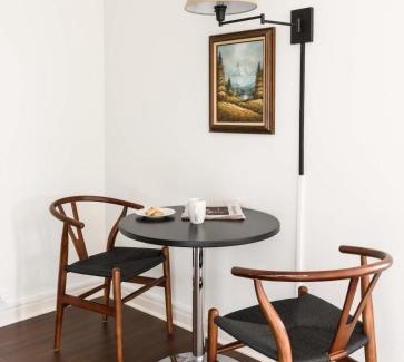 Central West End Apartamento | FRONTDESK Furnished 1 BR Apt in Central West End