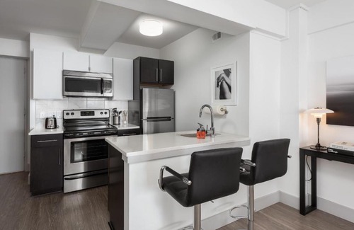 Central West End Apartamento | FRONTDESK Studio Apt with Pleasant Rooftop Deck