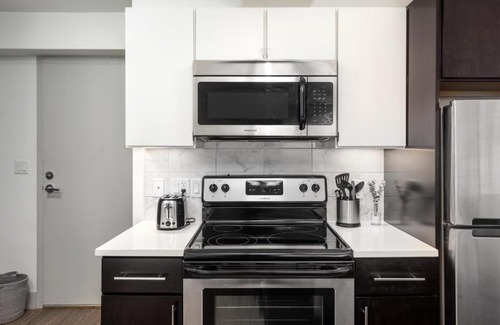 Central West End Apartamento | FRONTDESK Studio Apt with Pleasant Rooftop Deck