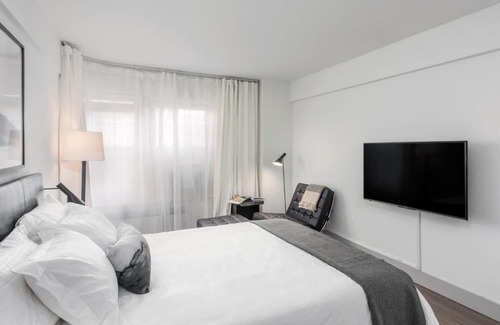 Central West End Apartamento | FRONTDESK Studio Apt with Pleasant Rooftop Deck