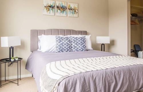 Mill District Apartamento | Elegante + moderno 2BR Apt en el centro este