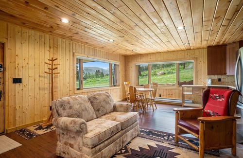 Estes Park Apartamento | Frontier Mountain Retreat - Monthly Long-term Vacation Rental 30+ Days Minimum -- Estes Park 1 Bedroom Apts by RedAwning