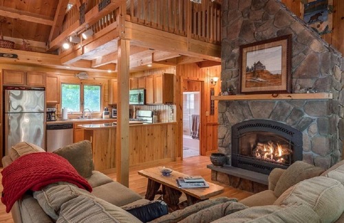 Standish Casa | Frye Island Paradise - Cabaña renovada en el lago Sebago - A solo un viaje en ferry